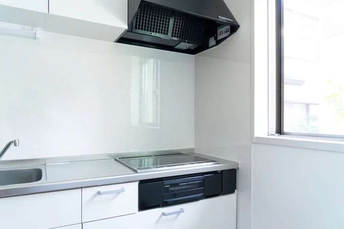 料理も掃除も効率的！ モデルルームよりモノが少ないキッチンのメリット／なんにもない部屋の暮らしかた