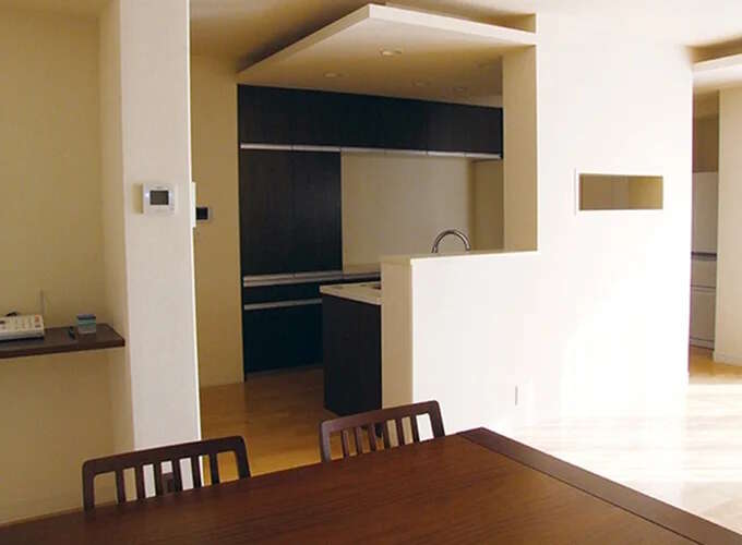 日々の食事を充実させる方法。食卓に置くのは「お気に入りのモノ」だけ！／なんにもない部屋の暮らしかた