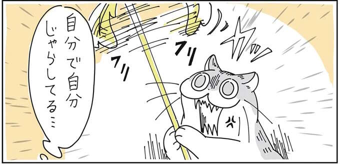 猫じゃらしを振っても我関せずの猫。ところが10分後セルフで...え⁉／夜は猫といっしょ